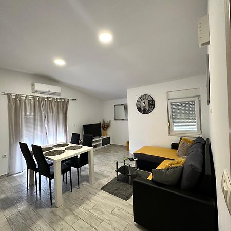 Apartamento Apartman Nela Kaštel Sućurac Exterior foto